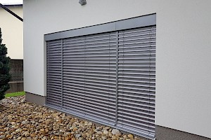 Predokenske zunanje žaluzije HERO.1, lamela P, sivi aluminij, RAL 9007